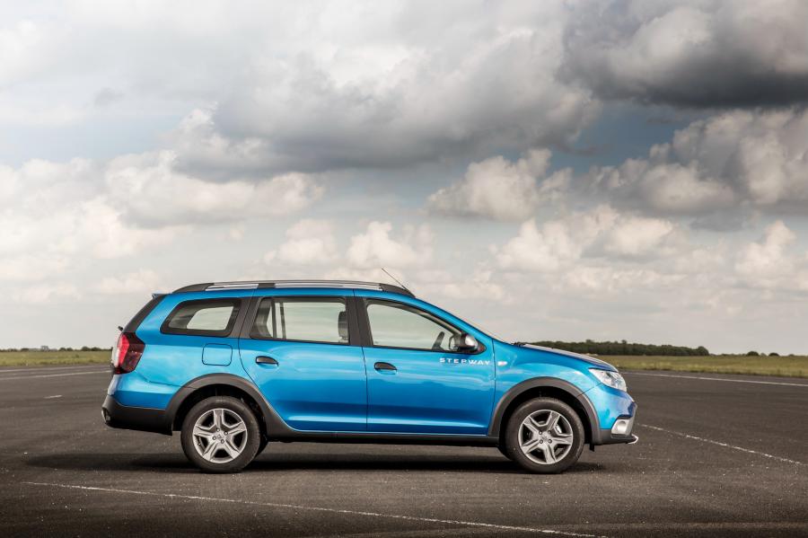  Dacia Logan MCV Stepway 2017 года  (UK) (фото 2 из 40)